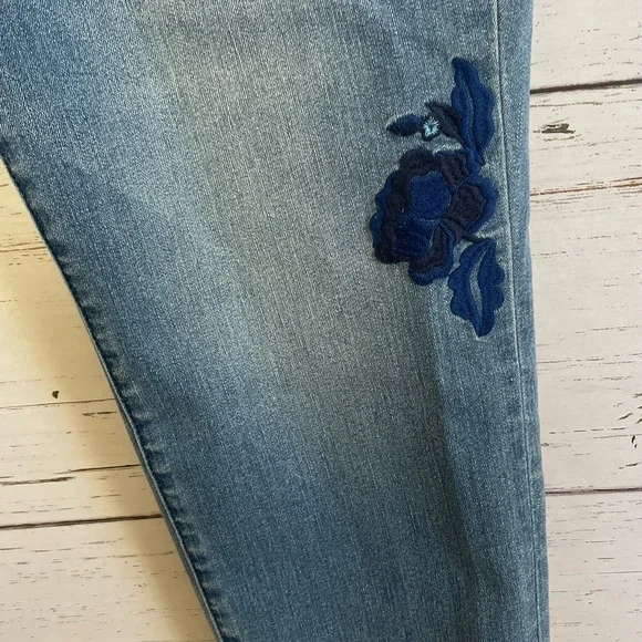 Sonoma Embroidered Mid Rise Capri/Cropped Jeans, size 12, NWT - Picture 5 of 16